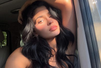 Kylie Jenner: Μόλις σύστησε τον πιο... λαχταριστό χρωματικό συνδυασμό του καλοκαιριού με το αθλητικό της σετ