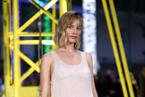 Όλοι μιλούν για τα μαλλιά της Margot Robbie, όμως οι netizens παρατήρησαν κάτι ανησυχητικό στο πρόσωπό της