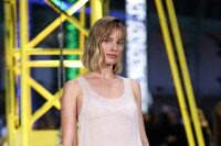 Όλοι μιλούν για τα μαλλιά της Margot Robbie, όμως οι netizens παρατήρησαν κάτι ανησυχητικό στο πρόσωπό της