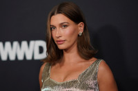 Πώς να αναδημιουργήσεις το lip combo της Hailey Bieber σύμφωνα με pro makeup artist