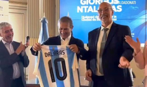 Γιώργος Νταλάρας: Επίτιμος δημότης Μπουένος Άϊρες και με τη φανέλα Dalaras με το θρυλικό 10άρι του Μαραντόνα