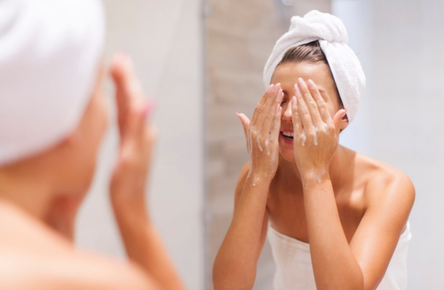 5 σημάδια που αποδεικνύουν ότι δεν καθαρίζετε σωστά το πρόσωπό σας