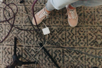 6 έξυπνοι τρόποι για να κρύψεις τα καλώδια χωρίς να χαλάς τη διακόσμηση