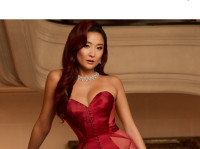 Cherry Cola hair color και σκούρες ρίζες: Η Ashley Park συνδυάζει δύο μεγάλες τάσεις και δημιουργεί ένα glamorous look