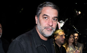Στο αστυνομικό τμήμα ο Βασίλης Μπισμπίκης. Φέρεται να προκάλεσε φθορές σε αυτοκίνητα στη Φιλοθέη και να εγκατέλειψε το σημείο