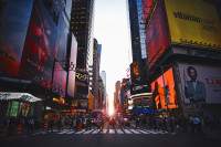 Θέλεις New York aura στα νύχια σου; Το Μεγάλο Μήλο έχει επίσημα το χρώμα του και είναι άκρως καλοκαιρινό!