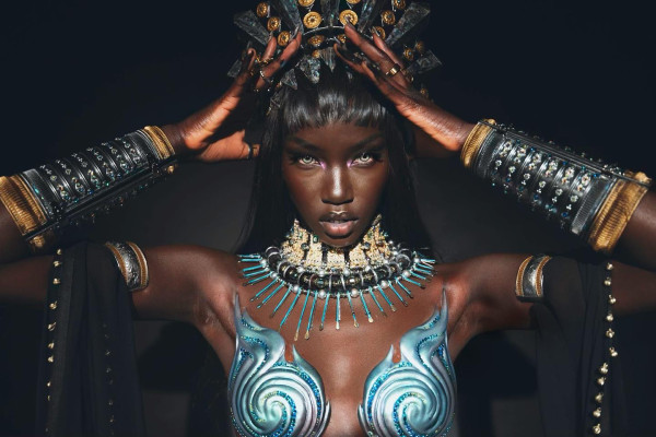 Anok Yai: Η σπάνια πάθηση που οδήγησε το Supermodel στο χειρουργείο και ο μακρύς δρόμος της ανάρρωσης