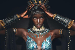 Anok Yai: Η σπάνια πάθηση που οδήγησε το Supermodel στο χειρουργείο και ο μακρύς δρόμος της ανάρρωσης