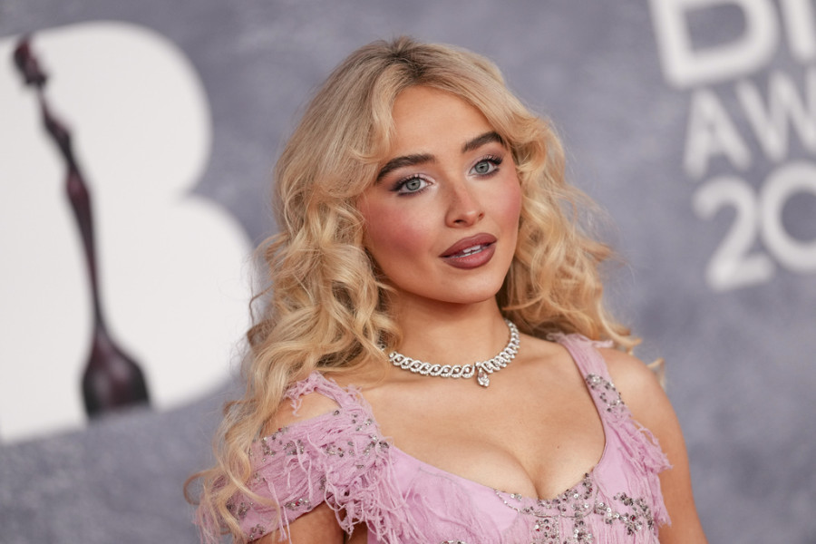 Η Sabrina Carpenter φόρεσε whale tail bikini &amp; sheer φόρεμα στην Ιταλία