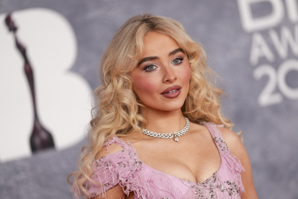 Η Sabrina Carpenter φόρεσε whale tail bikini &amp; sheer φόρεμα στην Ιταλία