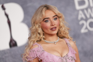 Η Sabrina Carpenter φόρεσε whale tail bikini &amp; sheer φόρεμα στην Ιταλία