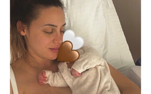 Άννα Κορακάκη: Γέννησε και λιώνει για την κόρη της «Γεννήθηκε η αγάπη αυτή, που ξεπερνάει τις λέξεις»