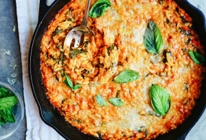 Μια εύκολη, high protein συνταγή, τύπου «όλα σε ένα»: Ελληνικό κοτόπουλο με κριθαράκι, γιαούρτι και σπανάκι