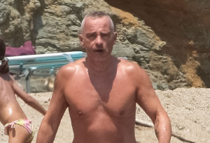 Έρος Ραματσότι: «Λιώνει» στις ξαπλώστρες της Μυκόνου μετά τις... σουηδικές διακοπές με την πρώην