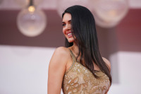 Brace Yourself: Η Kendall Jenner φέρνει ξανά στη μόδα τη ζιγκ-ζαγκ χωρίστρα