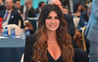 Κίμπερλι Γκίλφοϊλ: Τα πανύψηλα τακούνια της παραλίγο να την... ρίξουν στη θάλασσα στη Μύκονο