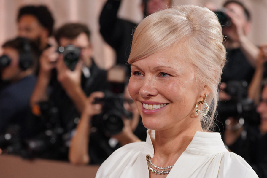 Η Πάμελα Άντερσον και το κούρεμα που ισορροπεί ανάμεσα στο vintage και το σύγχρονο