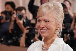 Η Πάμελα Άντερσον και το κούρεμα που ισορροπεί ανάμεσα στο vintage και το σύγχρονο