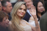 Το ξανθό καρέ της Angelina Jolie είναι η νέα μου εμμονή