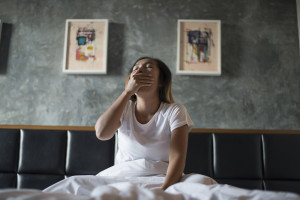 Τι κάνεις όταν πρέπει να ξυπνήσεις πρωί πρωί και η ώρα περνάει χωρίς να σε παίρνει ο ύπνος;