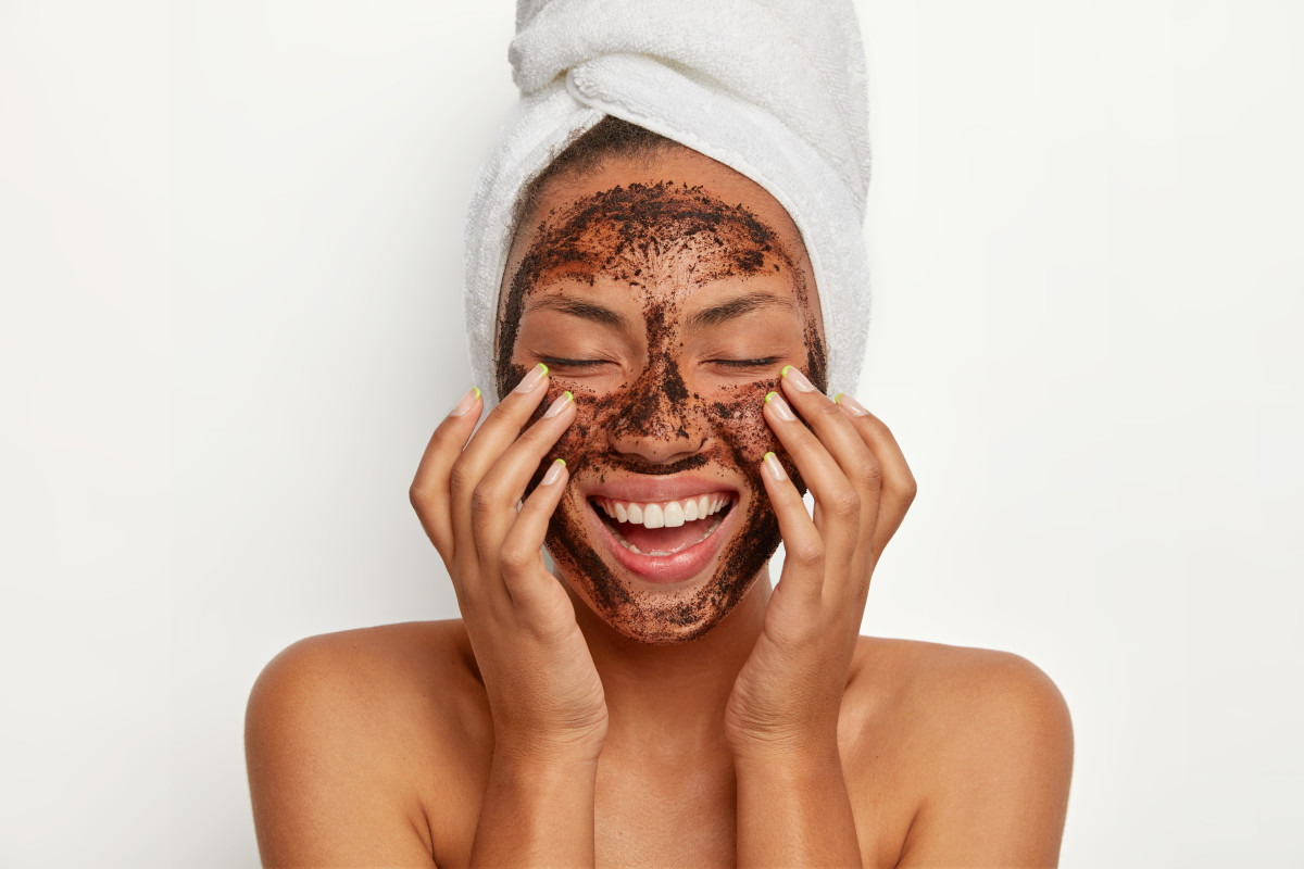 Face scrub: Πότε και πώς να κάνεις σωστά απολέπιση