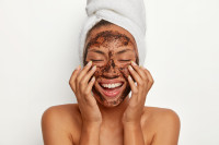 Face scrub: Πότε και πώς να κάνεις σωστά απολέπιση
