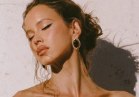 Sunkissed Glow: Πώς να πετύχεις το απόλυτο καλοκαιρινό μακιγιάζ μόνο με bronzer