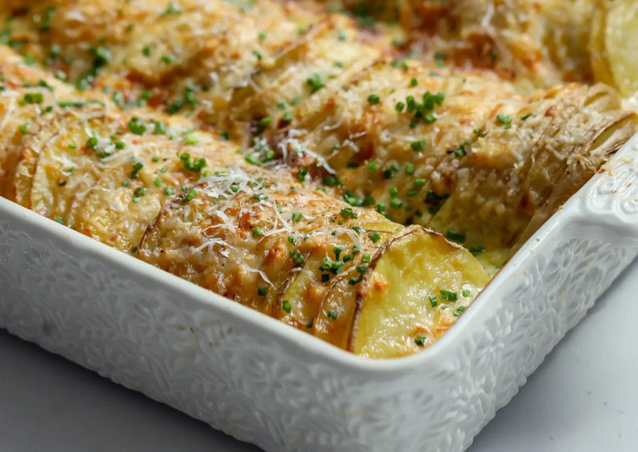 Ο πιο εύκολος τρόπος να κάνεις σκορδάτες πατάτες ογκρατέν (ιδανικές για συνοδευτικό στο γιορτινό τραπέζι)