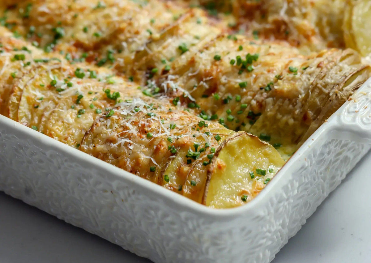 Ο πιο εύκολος τρόπος να κάνεις σκορδάτες πατάτες ογκρατέν (ιδανικές για συνοδευτικό στο γιορτινό τραπέζι)