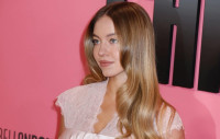 Η Sydney Sweeney παραδίδει μαθήματα κομψότητας στο Academy Museum Gala 2025 με custom-made φόρεμα από Armani