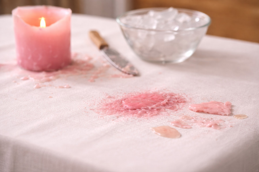 Λεκές από κερί στο τραπεζομάντηλο: Το απλό trick που τον εξαφανίζει