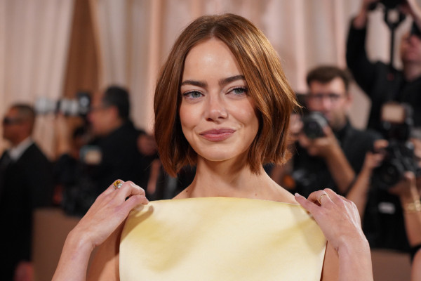 Το post-“Bugonia” bob της Emma Stone, το ιδανικό χτένισμα για να αναδείξετε τα κοντά μαλλιά