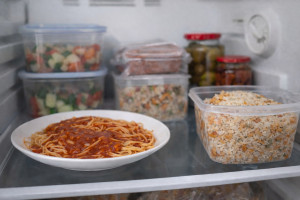 Γιατί το φαγητό αλλάζει γεύση στο ψυγείο και τι να κάνεις για να μη χαλάει