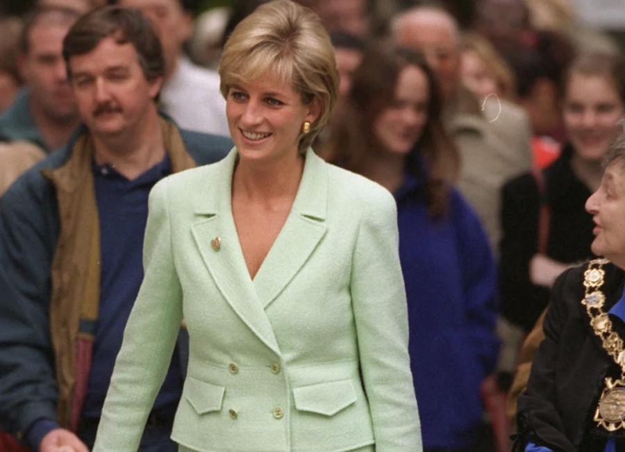 4 ανοιξιάτικες τάσεις από την Princess Diana που επαναφέρει η Hailey Bieber και θέλουμε να φορέσουμε φέτος την άνοιξη