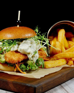 Λαχταριστό burger σολομού για τα βράδια το Ιουλίου