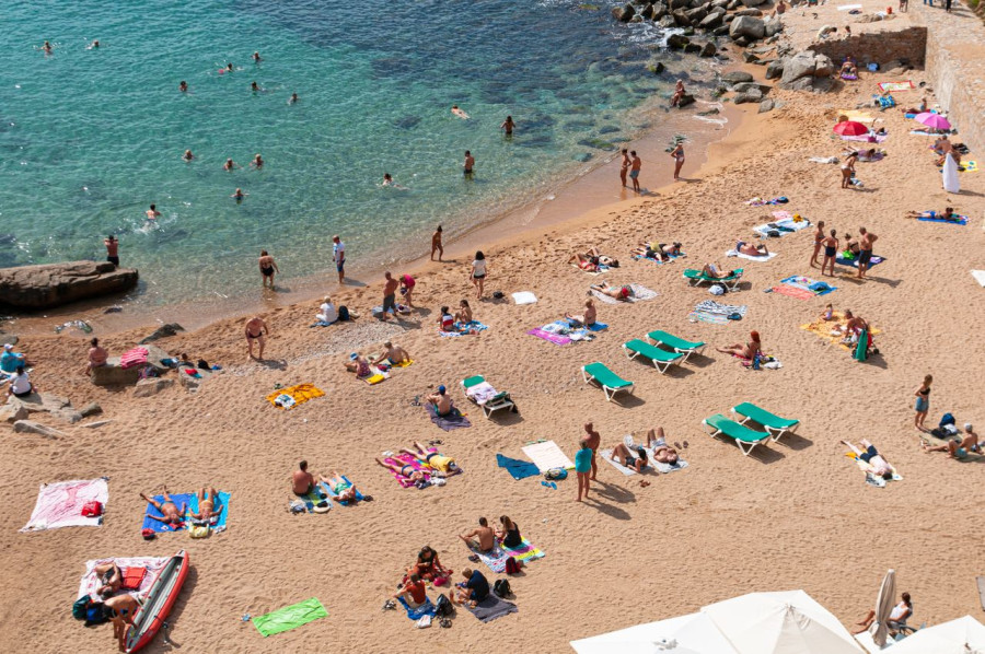 Οι 10 τύποι ανθρώπων που θα συναντήσεις σε κάθε παραλία (και θα σου σπάσουν τα νεύρα)