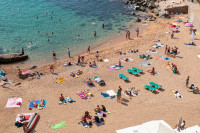 Οι 10 τύποι ανθρώπων που θα συναντήσεις σε κάθε παραλία (και θα σου σπάσουν τα νεύρα)