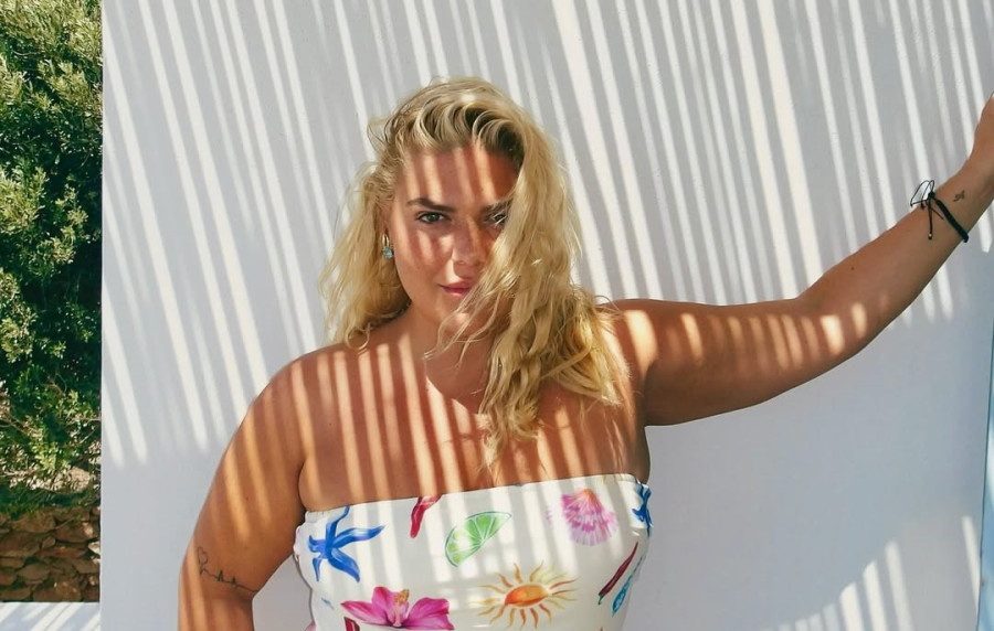 Δανάη Μπάρκα: Επιστροφή στη Σέριφο με τον Γάπη, φλερτ, παλόμες και την προσπάθεια να το παίξει Ιταλίδα... Daniella