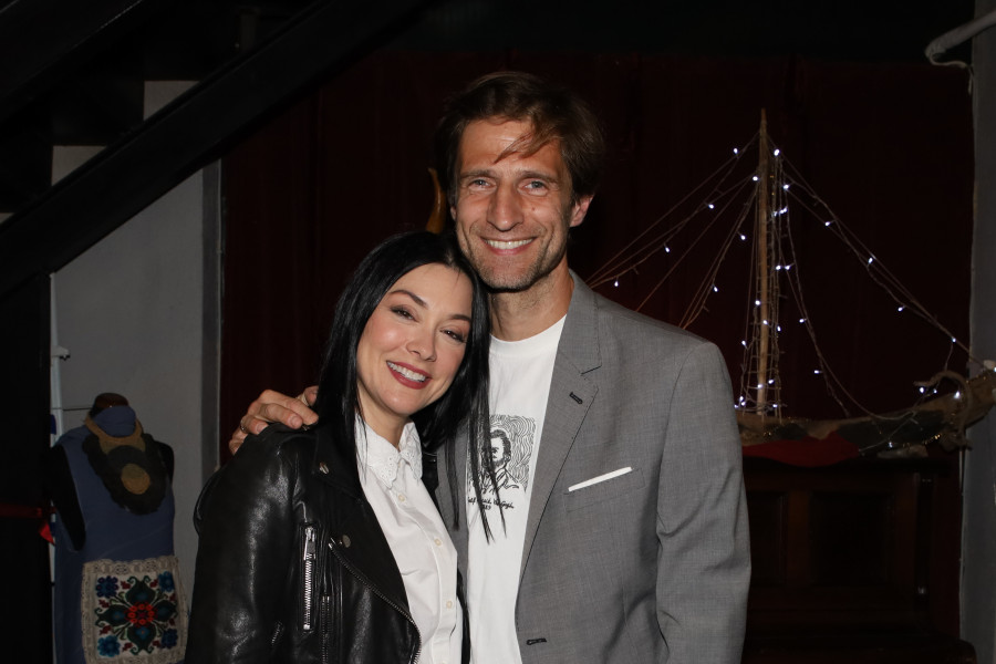 Μάξιμος Μουμούρης: Η 24χρονη σχέση με την «εκρηκτική» σύζυγό του και το «σκοτεινό» spoiler για τη Γη της ελιάς