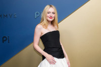 Η εμφάνιση της Dakota Fanning στα Emmy προήλθε από τον σχεδιαστή που παρουσίασε επίδειξη στη Νέα Υόρκη την ίδια βραδιά