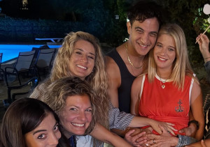 Τζένη Θεωνά: Baby shower με τη Μαρία Καβογιάννη και την πανομοιότυπη αδελφή της