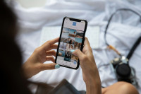 Το φαινόμενο του «silent scrolling» και γιατί μας κουράζει περισσότερο απ' όσο νομίζουμε