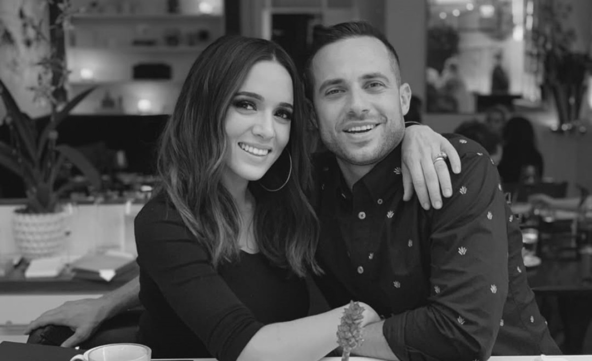 Η σπαρταριστή απάντηση της Καλομοίρας στην ερώτηση «τι δώρο του πήρες για την επέτειό σας;» ενώ ήταν μπροστά ο σύζυγός της