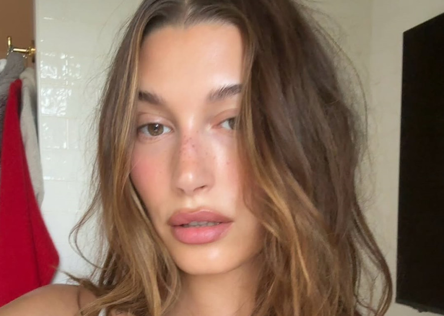 Η Hailey Bieber επανέφερε ένα πλήρως απρόσμενο αξεσουάρ μαλλιών των ’90s