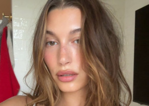 Η Hailey Bieber επανέφερε ένα πλήρως απρόσμενο αξεσουάρ μαλλιών των ’90s