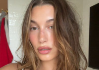 Η Hailey Bieber επανέφερε ένα πλήρως απρόσμενο αξεσουάρ μαλλιών των ’90s