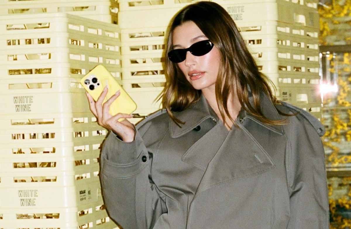 Η Hailey Bieber άφησε στην άκρη το signature fall outfit της για ένα oversize T-shirt και sneakers