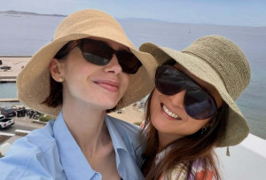Emily in Paris: Η Ashley Park έδωσε το πιο καλοκαιρινό teaser από τα γυρίσματα στη Μύκονο