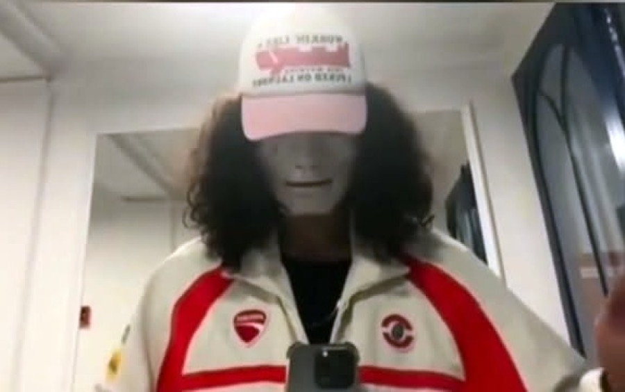 Whitemask2055: Ο άνθρωπος που ισχυρίζεται ότι έχει «παγιδευτεί» στο δυστοπικό μέλλον, οι χιλιάδες ακόλουθοι και οι θεωρίες