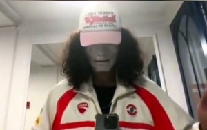 Whitemask2055: Ο άνθρωπος που ισχυρίζεται ότι έχει «παγιδευτεί» στο δυστοπικό μέλλον, οι χιλιάδες ακόλουθοι και οι θεωρίες